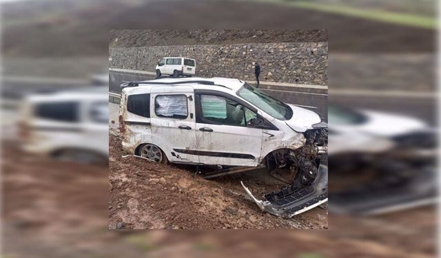 Bitlis-Baykan karayolunda trafik kazası: 5 yaralı