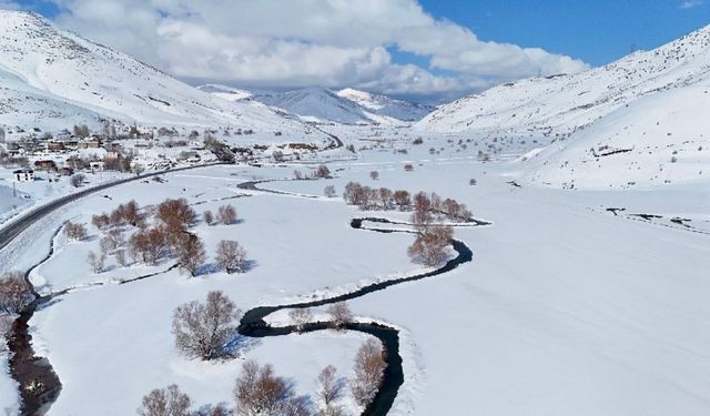 Bitlis’te "Güzeldere Menderesleri" beyaza büründü