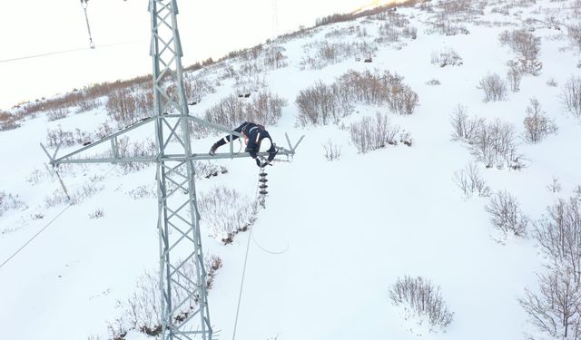 Bitlis’te VEDAŞ ekiplerinden zorlu kış mesaisi