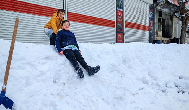 Bitlis’te kar yığınları oyun alanına dönüştü