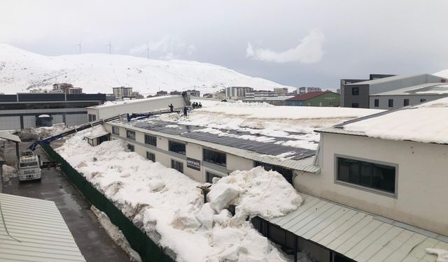 Bitlis’te kar sanayiye zarar verdi: Fabrika çatıları ve paneller hasar gördü