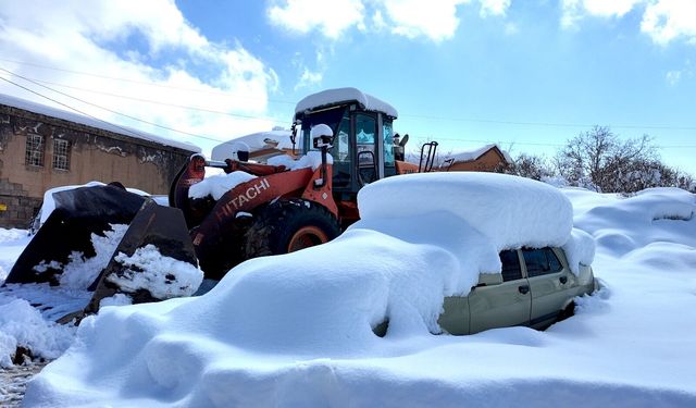 Bitlis’te kar etkili oldu: 300 köy yolu kapandı