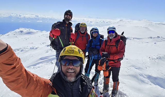 İstanbullu dağcılardan Süphan Dağı zirvesine başarılı kış tırmanışı