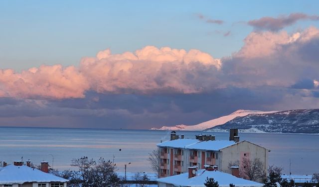 Tatvan’da bulut, göl ve karlı dağlar görsel şölen oluşturdu