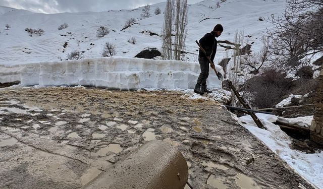 Hizanlı köylüler kar temizliğinin ardından damlarını “Loğ” ile düzeltti