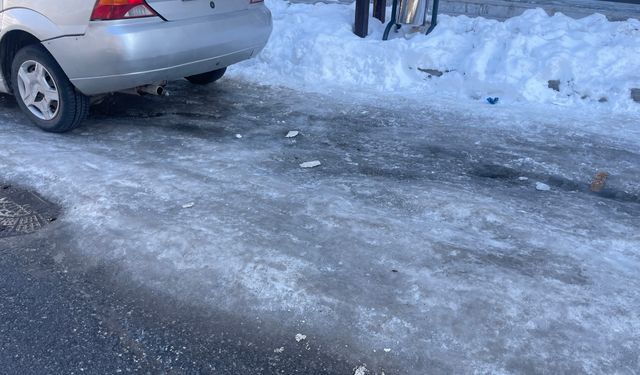 Tatvan’da soğuk hava etkili oldu, yollar buzla kaplandı