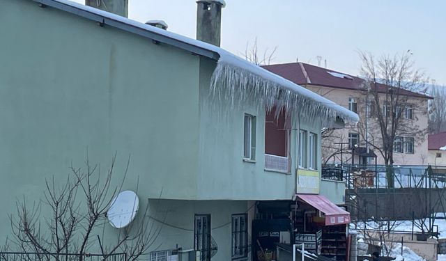 Tatvan’da çatılarda biriken buzlar tehlike oluşturuyor
