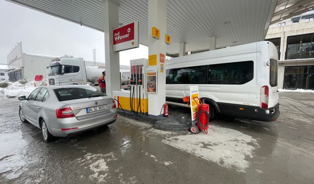 Tatvan’da zam öncesi akaryakıt istasyonlarında yoğunluk