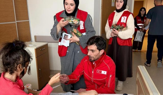 Bitlis’te hastanede tedavi gören çocuklara bayram sürprizi