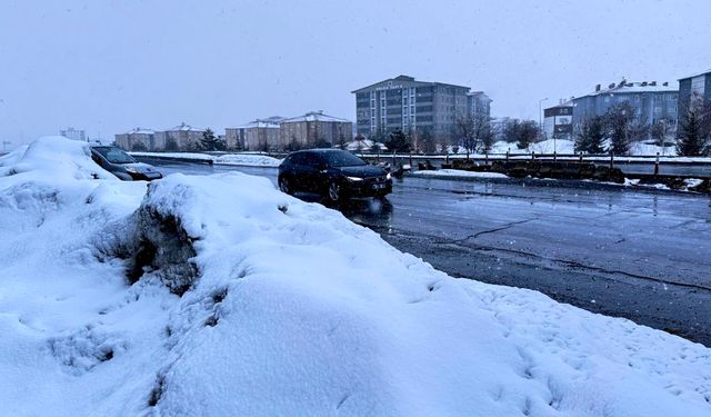 Bitlis’te kar yağışı yeniden etkili olmaya başladı