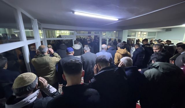 Tatvan’da bayram namazı yoğun katılımla kılındı