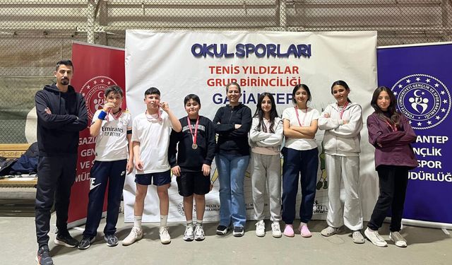 Bitlisli öğrenciler teniste Türkiye finallerine yükseldi