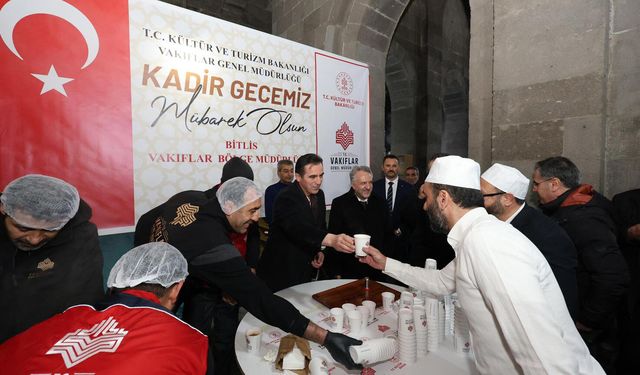 Bitlis Vakıflar Bölge Müdürlüğü’nden Kadir Gecesi’nde vatandaşlara salep ikramı