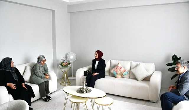 Kaymakam Özçelik, Kadınlar Günü’nde şehit ailelerini ziyaret etti