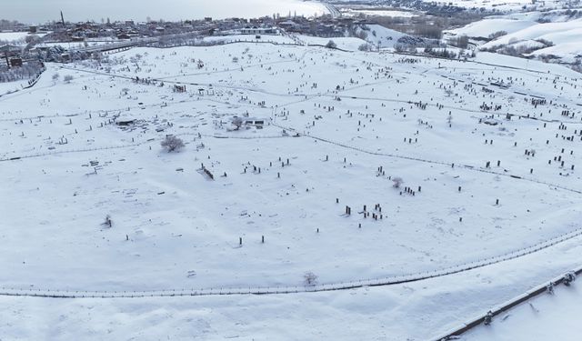 Kar örtüsü altındaki Selçuklu Meydan Mezarlığı havadan görüntülendi