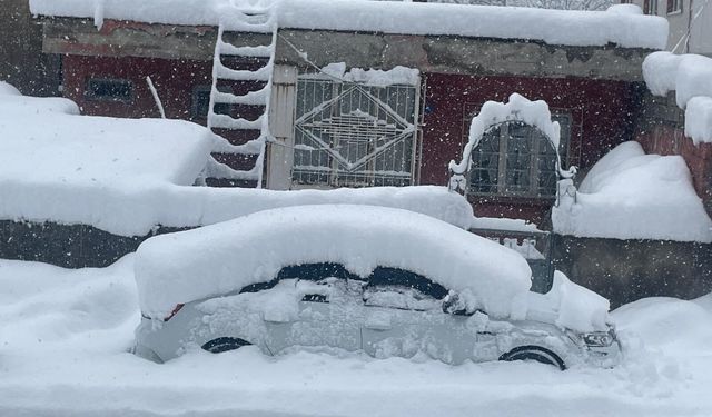 Tatvan’da kar kalınlığı yer yer 1 metreyi buldu