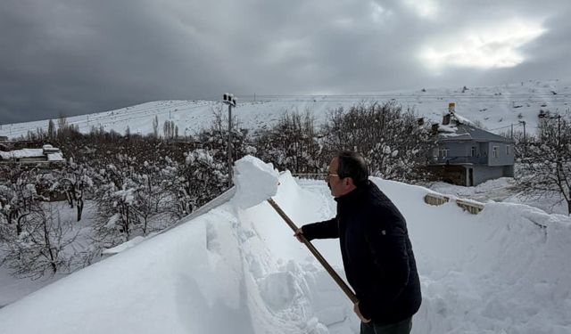 Tatvan'da öğretmenler karla kaplanan üst geçidi küreyerek açtı