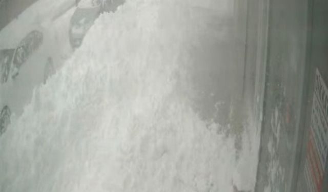 Tatvan’da çatıdan kopan kar kütlesi kaldırım ve araca düştü