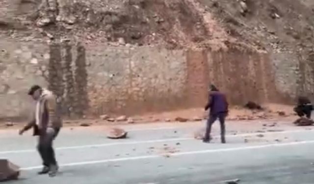 Tatvan’da aynı noktada yine kaya  düştü: Vatandaşlar çözüm bekliyor!