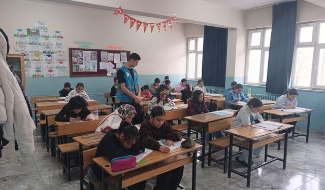 Bitlis'te “Kitap Kurtları Yarışıyor” yarışmasına yoğun ilgi