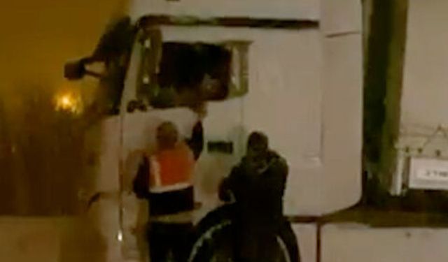 Tatvan’da yolda kalan tır sürücülerine gönüllülerden kumanya desteği