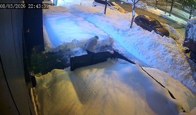 Tatvan’da çatıdan düşen kar kütlesi bir kişiyi yaraladı