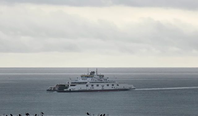 Tatvan’da feribot ve bulutlar kartpostallık görüntü oluşturdu
