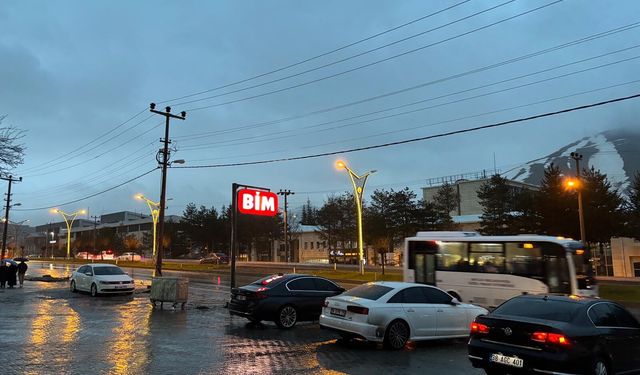 Bitlis’te sağanak yağış etkisini sürdürüyor