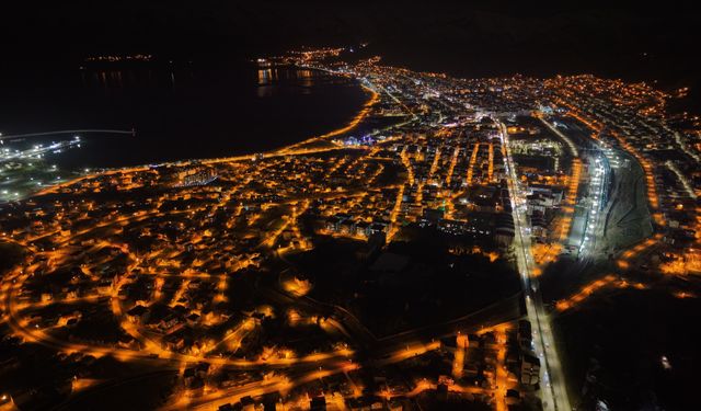 Tatvan’ın gece manzarası dronla görüntülendi