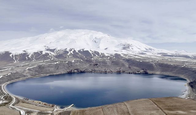 Doğanın sessiz şöleni: Aygır Gölü ve karlı Süphan Dağı