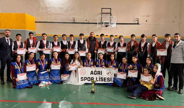 Ağrı Spor Lisesi bölgede kupayı kaldırdı