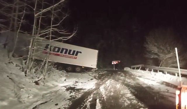 Ardahan-Artvin karayolunda kayan tır trafiği felç etti