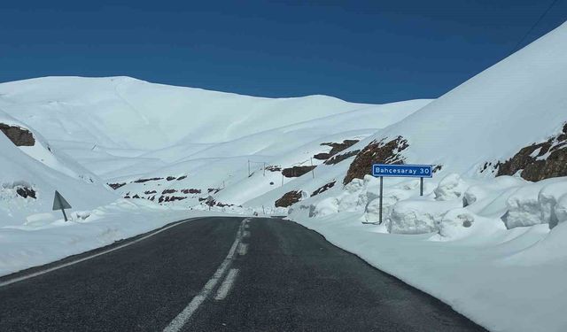 Bahçesaray yolundaki çalışmalar çığ riski nedeniyle durduruldu