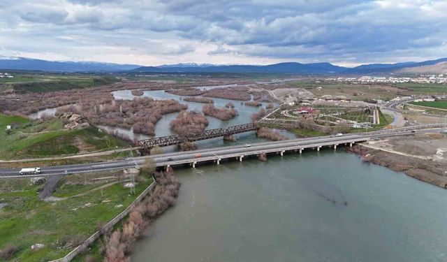 Bingöl'de Murat Nehri'nde su yükseldi, eşsiz manzaralar ortaya çıktı