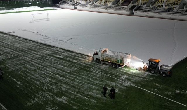 Bitlis'te maç öncesi sahada kar meaisi
