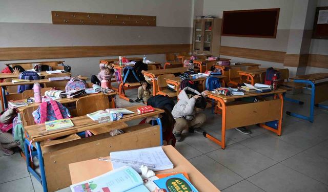 Elazığ'da öğrencilere afet farkındalığı eğitimi verildi
