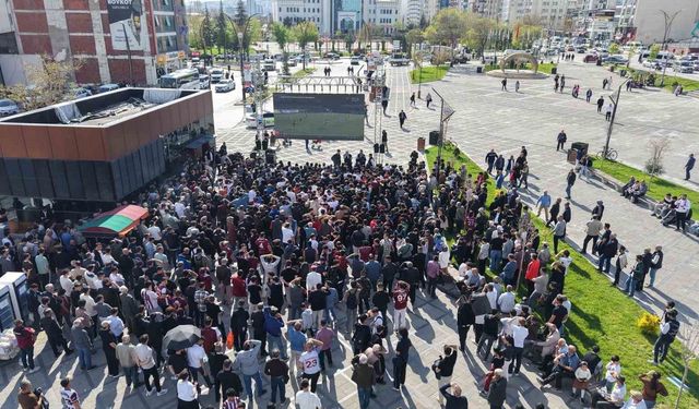 Elazığspor sevgisi meydanları doldurdu: Taraftarlar maçı dev ekrandan izledi