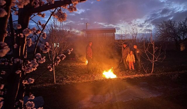 Erzincan'da çiftçiler dona karşı seferber oldu