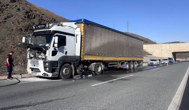 Erzincan'da seyir halindeki tırda çıkan yangın ekiplerin müdahalesiyle söndürüldü