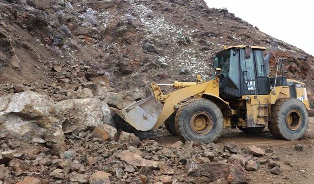 Erzurum'da heyelan yolu ulaşıma kapattı
