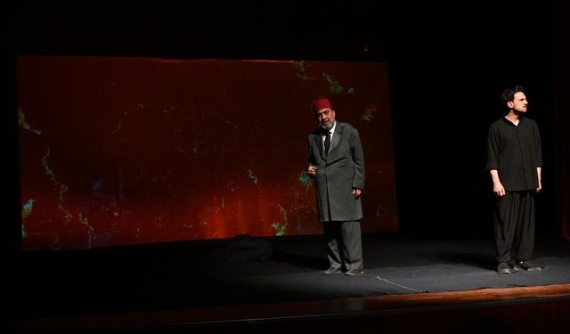 'Firavunla Yüz Yüze' oyunu tiyatroseverlerden büyük beğeni aldı