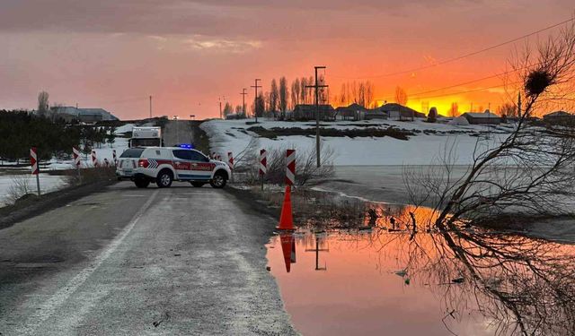 Gölet taştı, yol trafiğe kapatıldı
