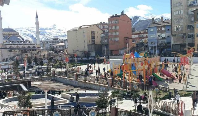 Hakkari’de güneş yüzünü gösterdi, vatandaşlar parklara koştu