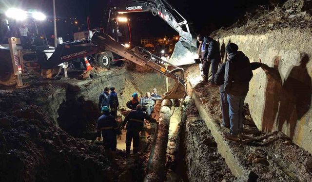 Hakkari'de toprak kayması su hattında hasara neden oldu