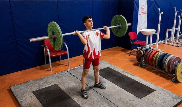 Halterde azimle başladı, 12 yaşında şampiyonluğa ulaştı