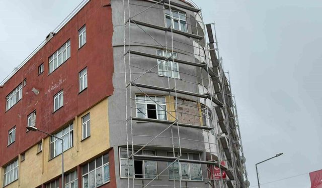 Iğdır'da binadaki dış cephe çalışmasında güvenlik ihmali tepki çekti