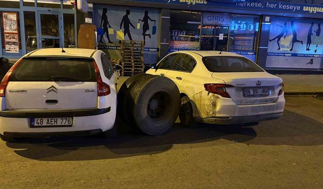 Kars’ta seyir halindeki kamyondan kopan teker park halindeki araçlara zarar verdi