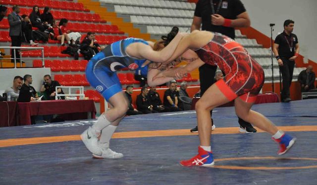 Kars'ta U15 Türkiye Güreş Şampiyonası sürüyor