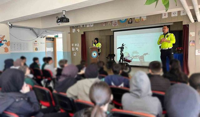 Kemah'ta öğrenci ve öğretmenlere trafik eğitimi
