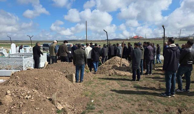 Köpeklerin saldırısında hayatını kaybeden çocuk defnedildi